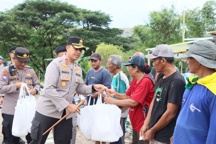 Ramadhan Berkah, Kapolres Kediri Kota Beri Bantuan Warga di TPA Sampah Pojok