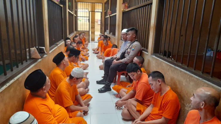 Bangun Rohani, Polisi Santri Polres Kediri Kota Rutin Berikan Tausiah kepada Para Tahanan