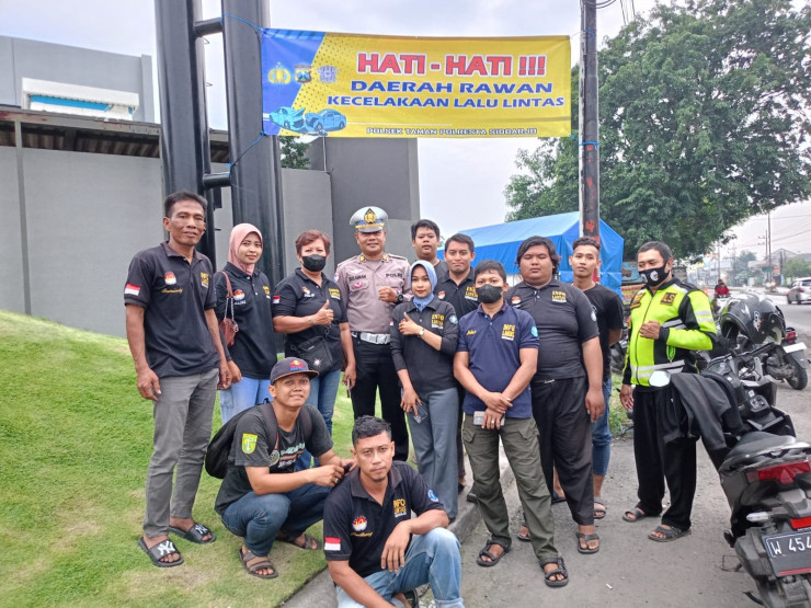 Polisi Pasang Banner Himbauan Rawan Kecelakaan Lalu Lintas di Jalan Raya Trosobo