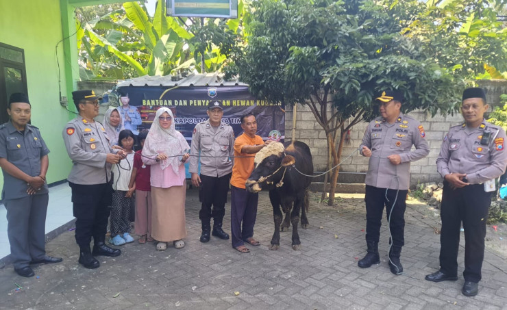 Kapolres Jombang Serahkan Sapi Kurban dari Kapolda Jatim untuk Dua Ponpes