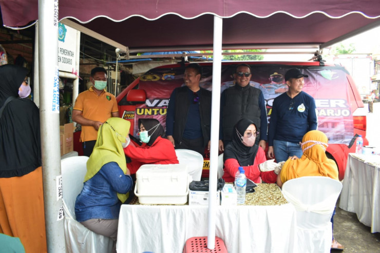 Pejabat Utama Polda Jatim dan Kapolresta Sidoarjo Tinjau Vaksinasi Covid-19 di Prambon