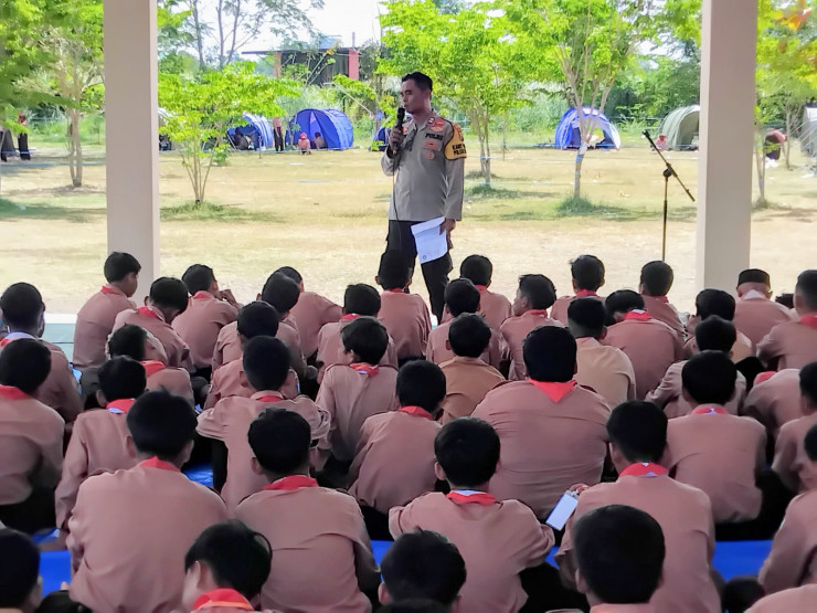 Polresta Sidoarjo | Polsek Krembung Edukasi Kamtibmas di Perkemahan Pramuka
