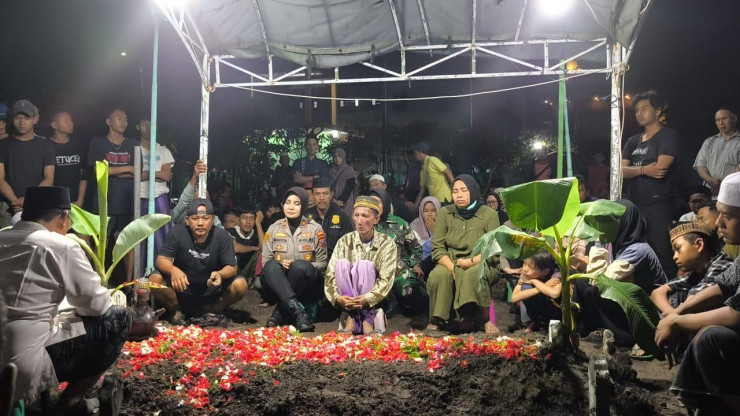 Kapolsek Sedati Ikuti Pemakaman Santri Al Khoziny Asal Desa Pulungan