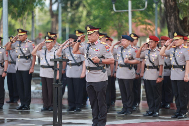 Polda Jatim Ziarah dan Tabur Bunga di TMP Kenang Jasa Pahlawan Jelang Hari Bhayangkara ke 80