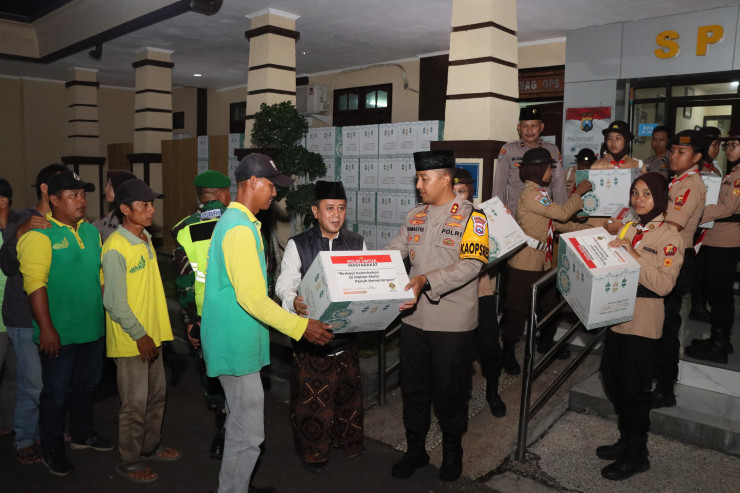 Ketua PCNU Kota Kediri Apresiasi Kepedulian Polisi Berbagi 1000 Paket Lebaran Untuk Warga