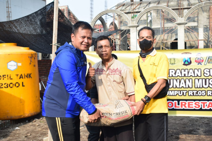 Kapolresta Sidorjo Serahkan Bantuan Material Pembangunan Mushola