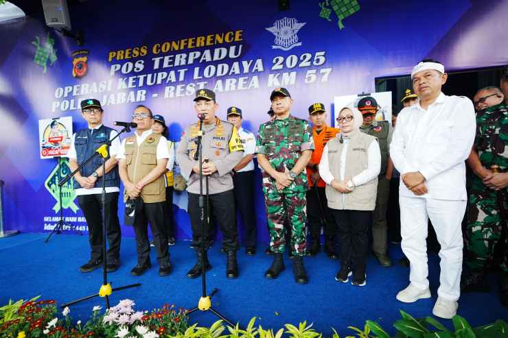 Tinjau Rest Area KM 57, Kapolri Pastikan Kelancaran dan Pelayanan Masyarakat saat Arus Mudik