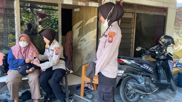 Kanit PPA Satreskrim Polresta Sidoarjo Dampingi Keluarga Santri Korban Musibah Ponpes Al Khoziny