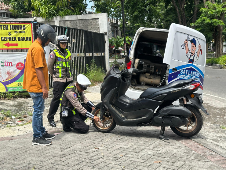 Polres Gresik Turunkan Mobil 'KELINGAN AMAN' Layanan Gratis Libur Nataru