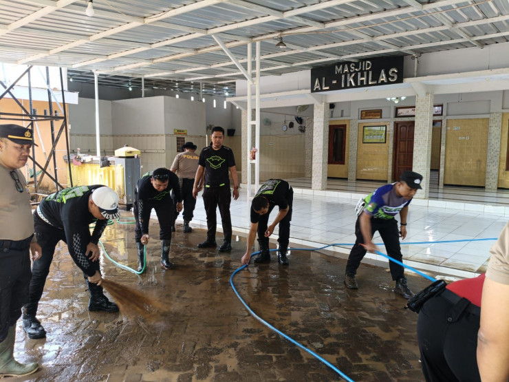 Polres Situbondo Bersihkan Fasum Terdampak Banjir Bandang di Desa Kalianget