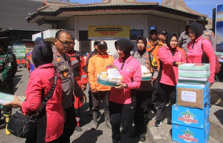 Polres Probolinggo dan Bhayangkari Salurkan Bantuan untuk Relawan Karhutla TNBTS di Bromo
