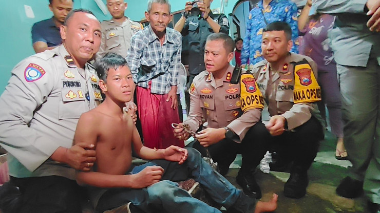 Warga Terharu saat Pemuda ODGJ di Gresik Dibantu Kapolres
