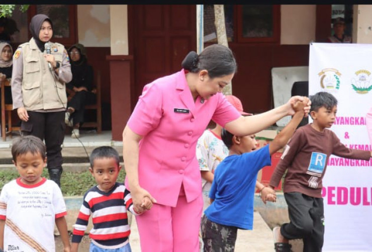 Polda Jatim Berikan Trauma Healing untuk Anak - anak di Pengungsian Dampak Erupsi Gunung Semeru
