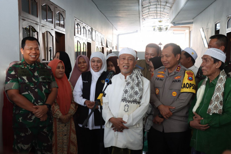 Forkopimda Jatim Berikan Bansos ke Pondok Pesantren Terdampak Banjir di Kabupaten Sampang