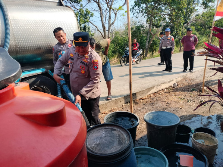 Polres Ponorogo Hadir Bawa Harapan Saat Kemarau Panjang, Salurkan 16 Ribu Liter Air Bersih untuk Warga Karangpatihan