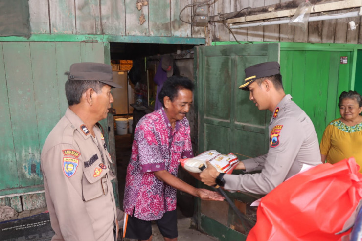 Kapolres Pasuruan Sambangi Warga Lingkungan Pasar Hewan, Sampaikan Himbauan Kamtibmas dan Berbagi Sembako