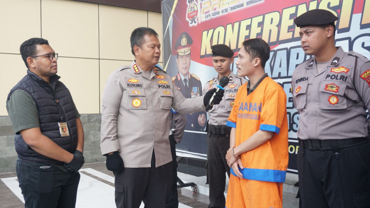 Polisi Sidoarjo Tangkap Pemuda Tawarkan Prostitusi Via WhatsApp