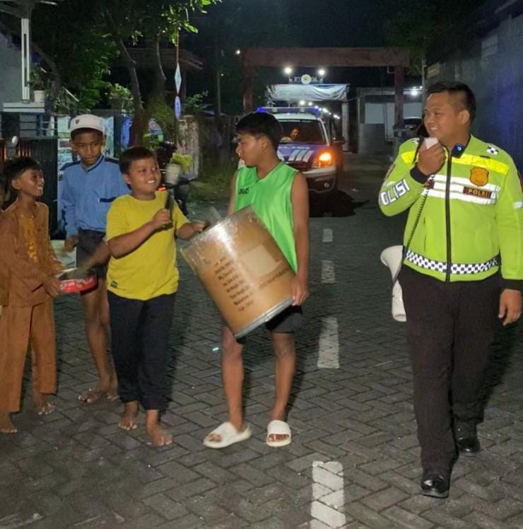 Polres Pasuruan Dampingi Warga Patrol Sahur Cegah Tawuran