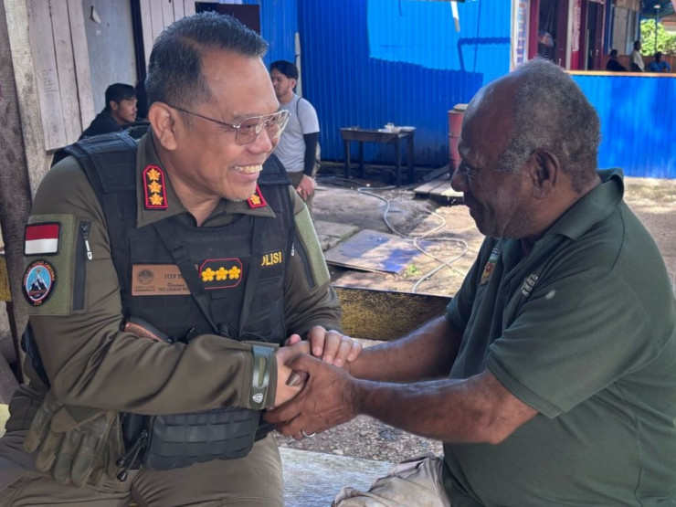 Perkuat Sinergi, Kasatgas Humas Ops Damai Cartenz Silaturahmi dengan Ketua Dewan Adat Pegunungan Bintang