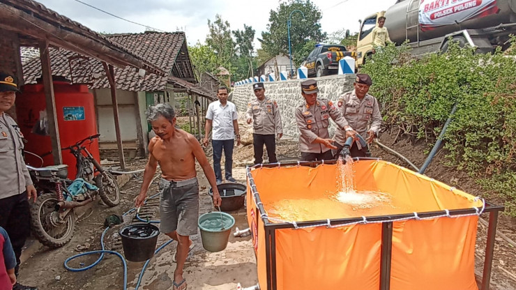 Polisi Droping Air Bersih untuk Warga Pulung Ponorogo