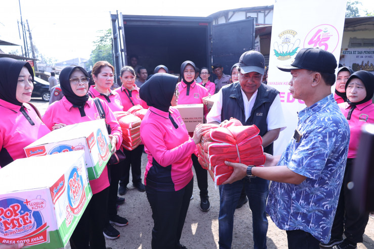 Yayasan Kemala Bhayangkari &amp; Polres Metro Bekasi Kota Ulurkan Bantuan untuk Korban Banjir di Bekasi