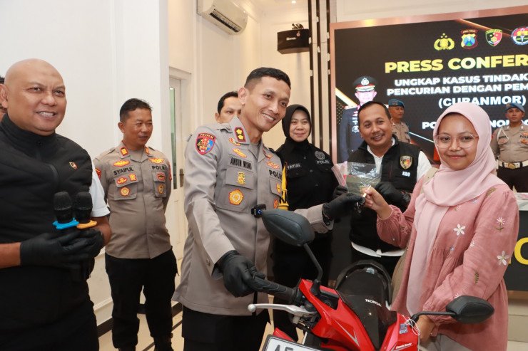 Pelaku Curanmor Ditangkap, Kapolres Ponorogo Kembalikan Motor Milik Korban