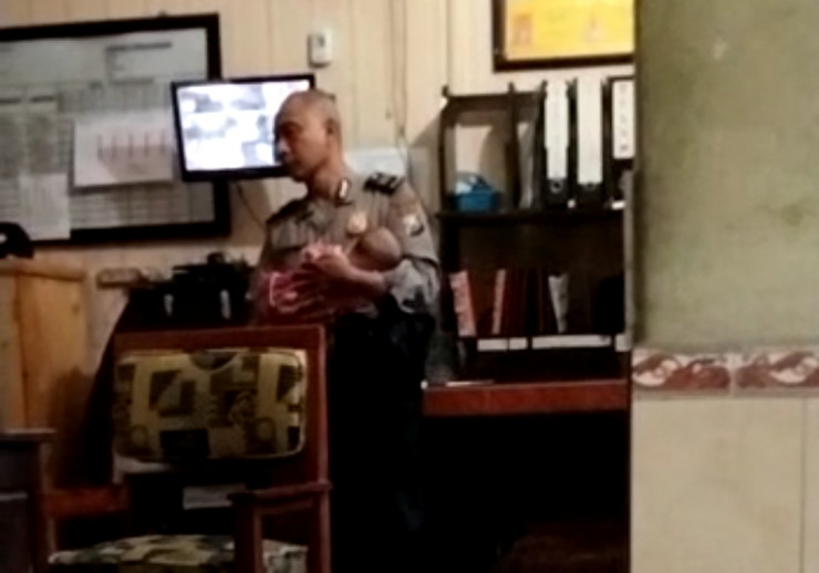 Polisi Wonoayu Gendong Bayi di Saat Ibunya Bikin Laporan
