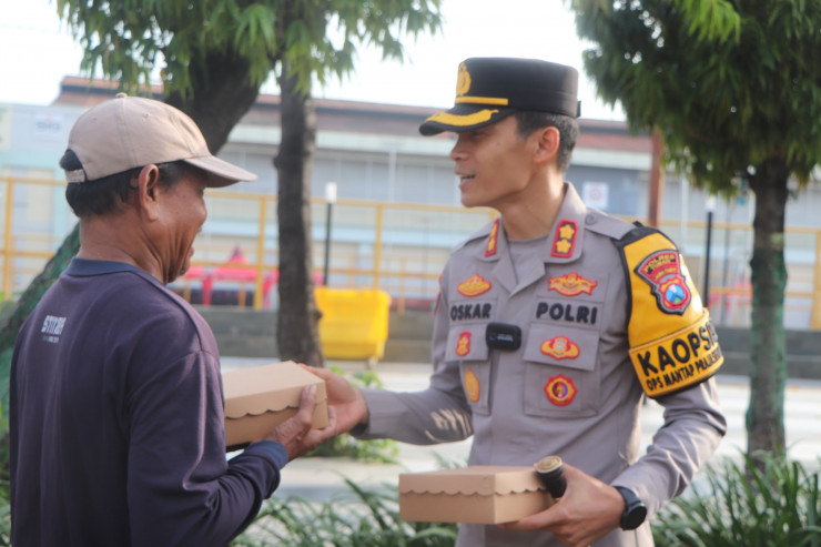 Operasi Keselamatan Semeru di Jumat Berkah Polres Tuban Ajak Masyarakat Tertib Lalin Dengan Berbagi Nasi Kotak