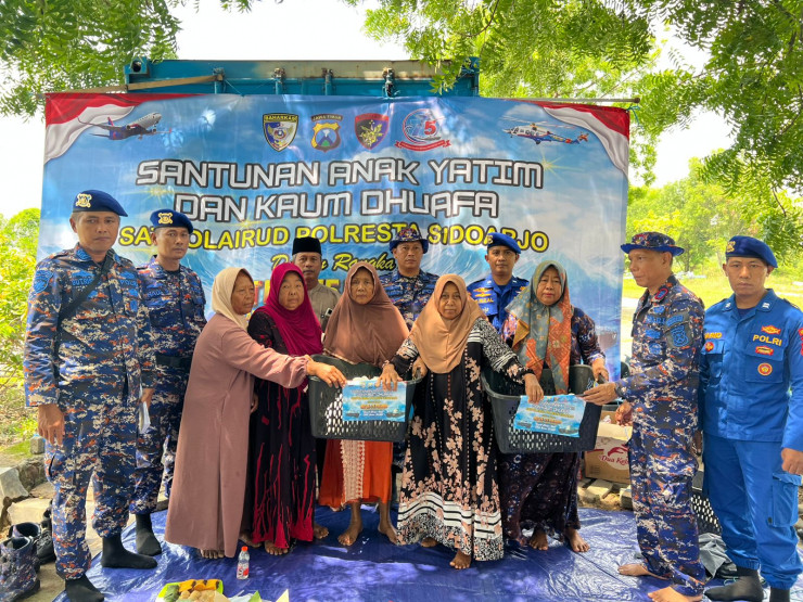 HUT ke-75, Polairud Polresta Sidoarjo Gelar Tasyakuran dan Santunan Dhuafa di Desa Tlocor