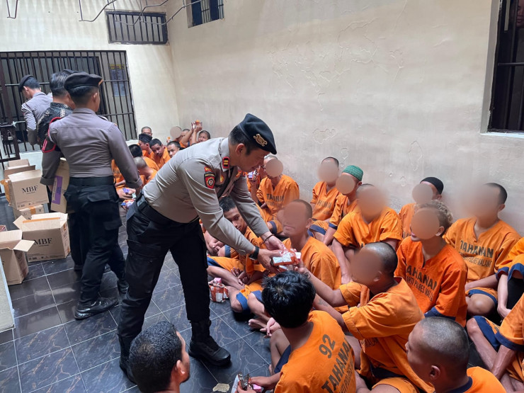 Polres Malang Gelar Jumat Berkah, Beri Makanan Tambahan kepada Tahanan
