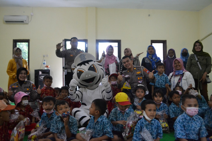 Polresta Sidoarjo Perkenalkan Peraturan Lalulintas Kepada Murid TK