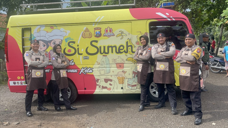 Mobil Si Sumeh Polres Pasuruan Kota Salurkan Bantuan Untuk Korban Banjir di Rejoso