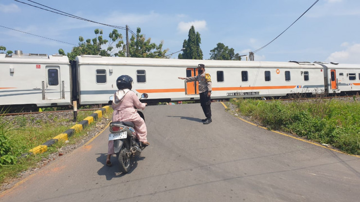 Polresta Mojokerto Pasang Baner Himbauan, Minimalisir Laka Perlintasan KA Tanpa Palang Pintu