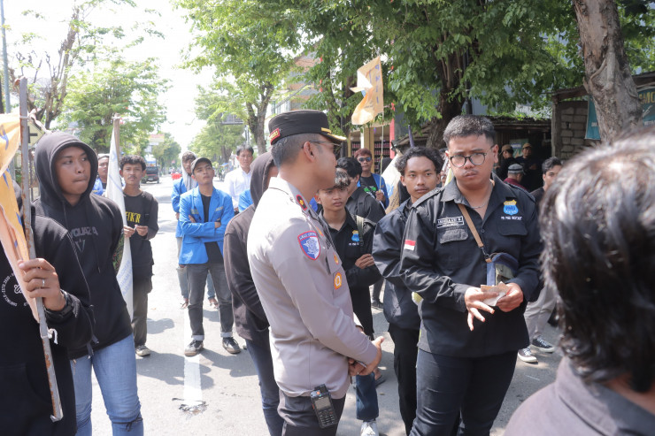 Polres Lamongan Berikan Pelayanan Humanis, Aksi Unjuk Rasa PC PMII di DPRD Kondusif