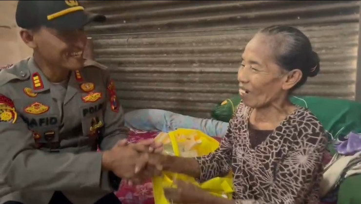 KAPOLSEK WONOAYU DAN KANIT LANTAS KELILING DESA UNTUK BERSEDEKAH