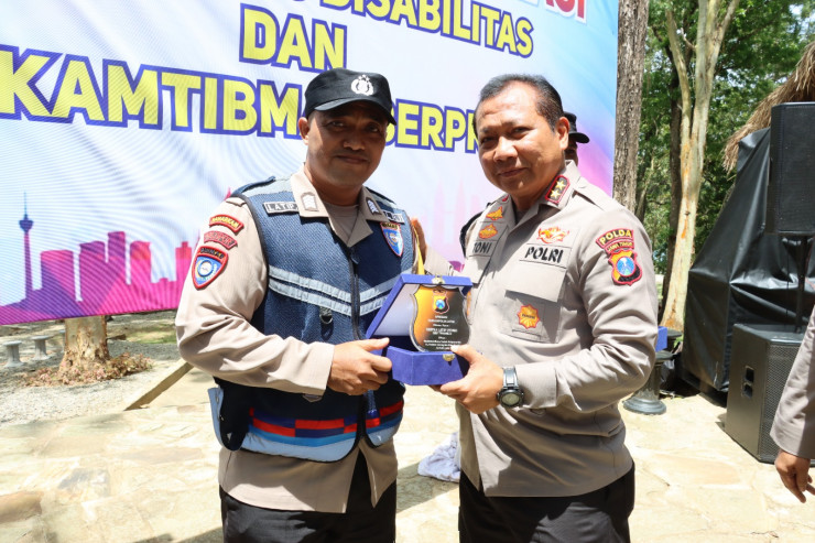 Kunjungi Polres Pacitan, Kapolda Jatim Apresiasi Anggota Berprestasi dan Beri Santunan Untuk Disabilitas