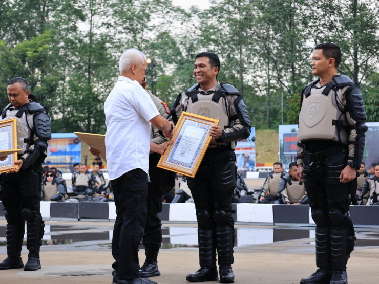 Kapolresta Sidoarjo Terima Penghargaan Kapolri dalam Apel Kasatwil 2025