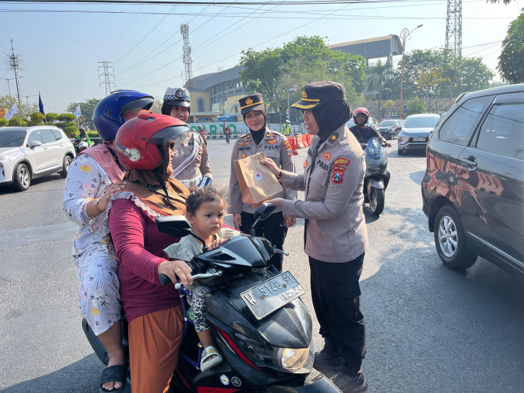 Aksi Simpatik Polwan Sapa Pagi Masyarakat Sidoarjo