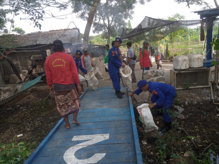 Peringati World Ocean Day, Satpolairud Polresta Sidoarjo Bersihkan Sampah Pesisir