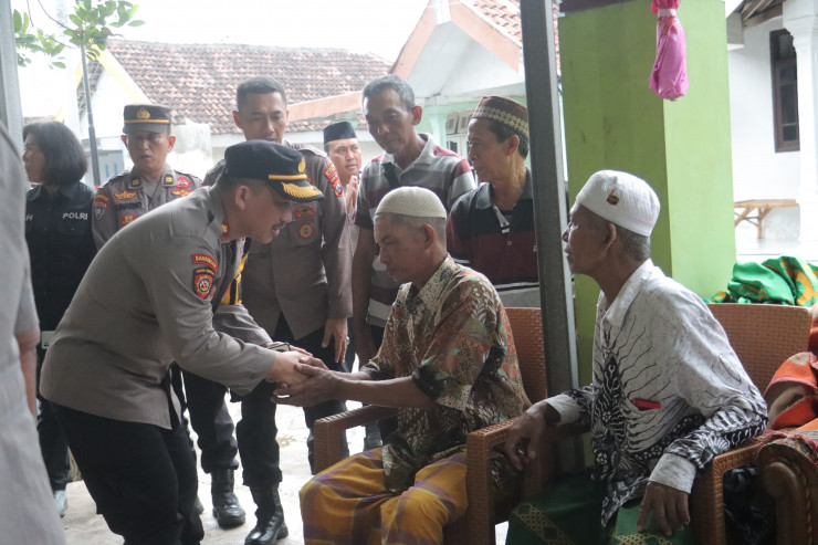 Polres Mojokerto Beri Santunan Duka Kepada Korban Ledakan di Puri