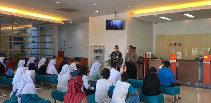 Cegah Aksi Penipuan Lewat Medsos, Polres Ponorogo Berikan Penyuluhan Nasabah Bank